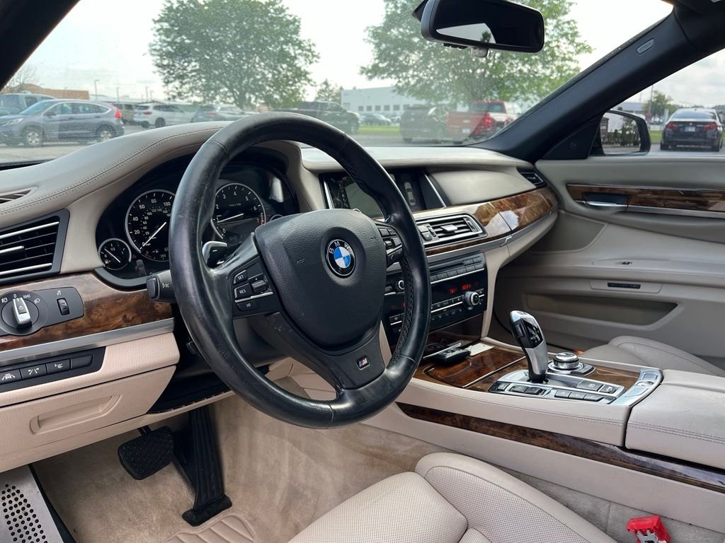 2013 BMW 7 Series — photo 12