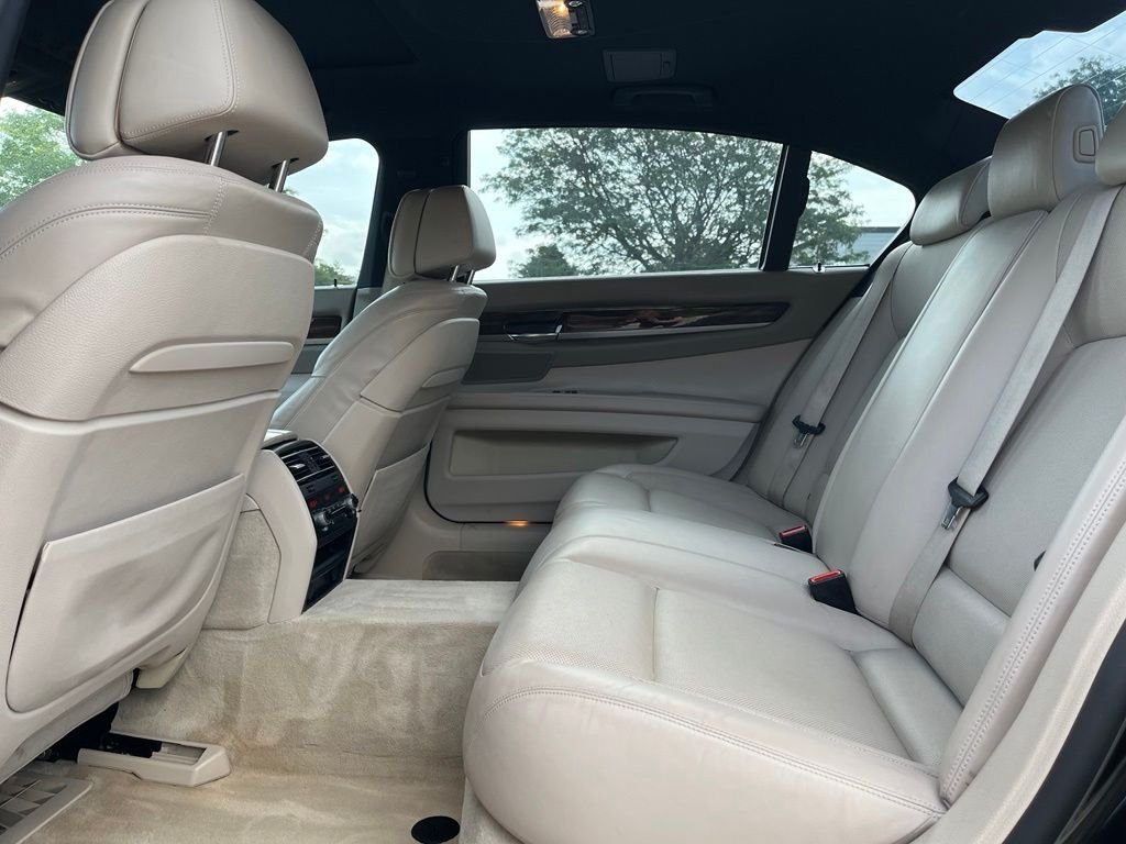 2013 BMW 7 Series — photo 15