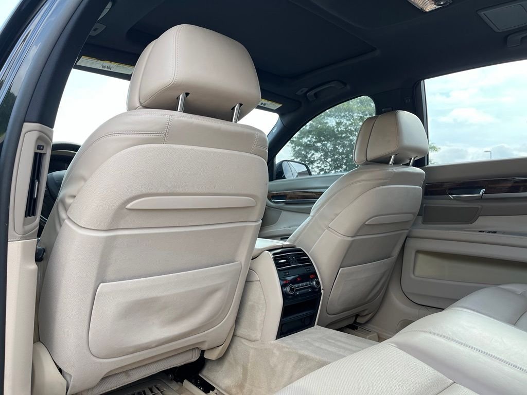 2013 BMW 7 Series — photo 17