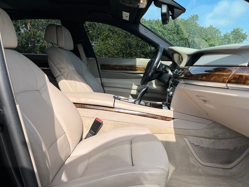 2013 BMW 7 Series — photo 22