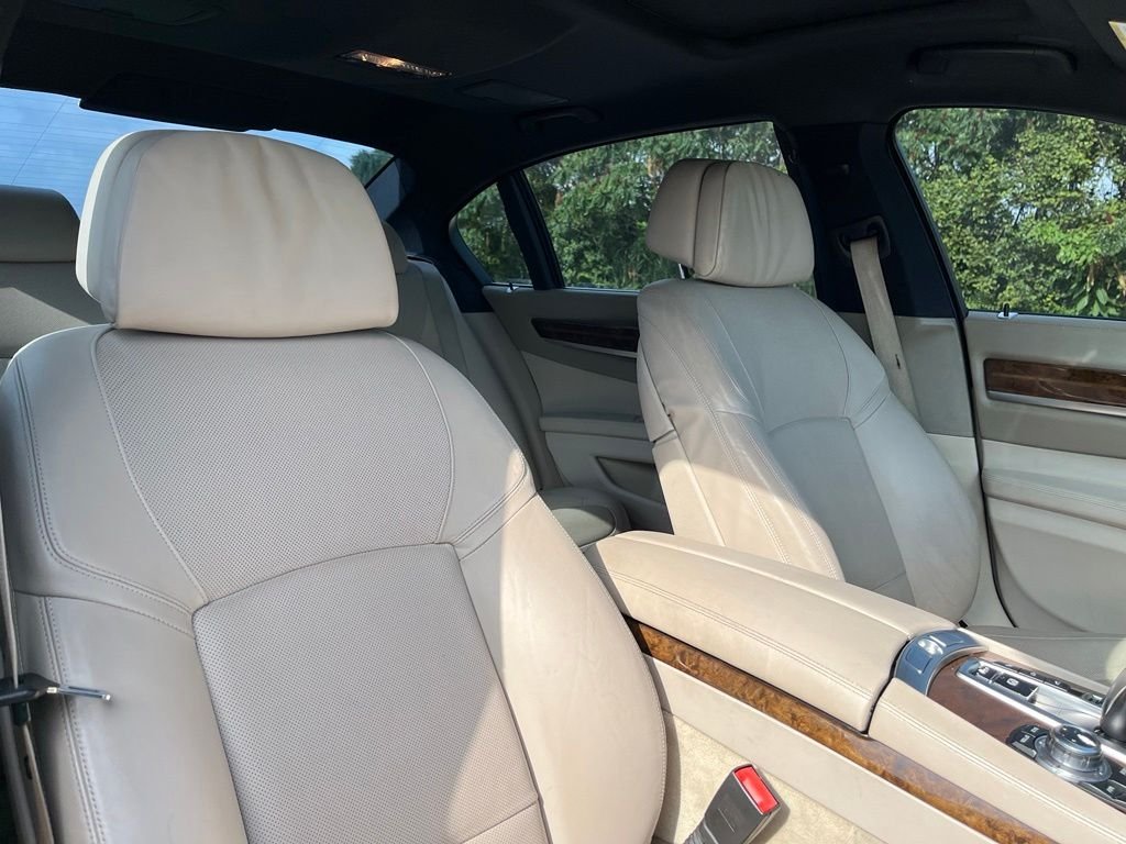 2013 BMW 7 Series — photo 23