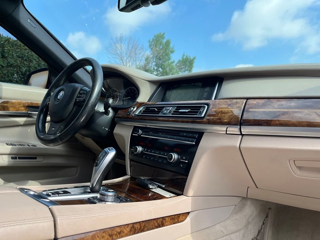 2013 BMW 7 Series — photo 24