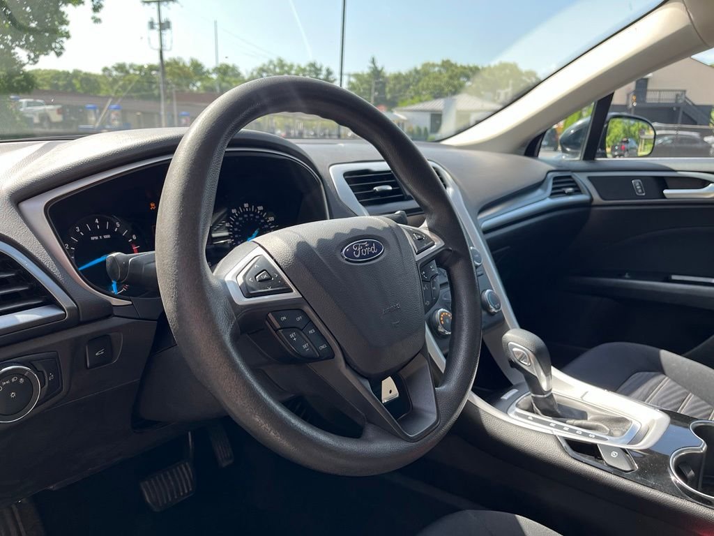 2016 Ford Fusion — photo 12