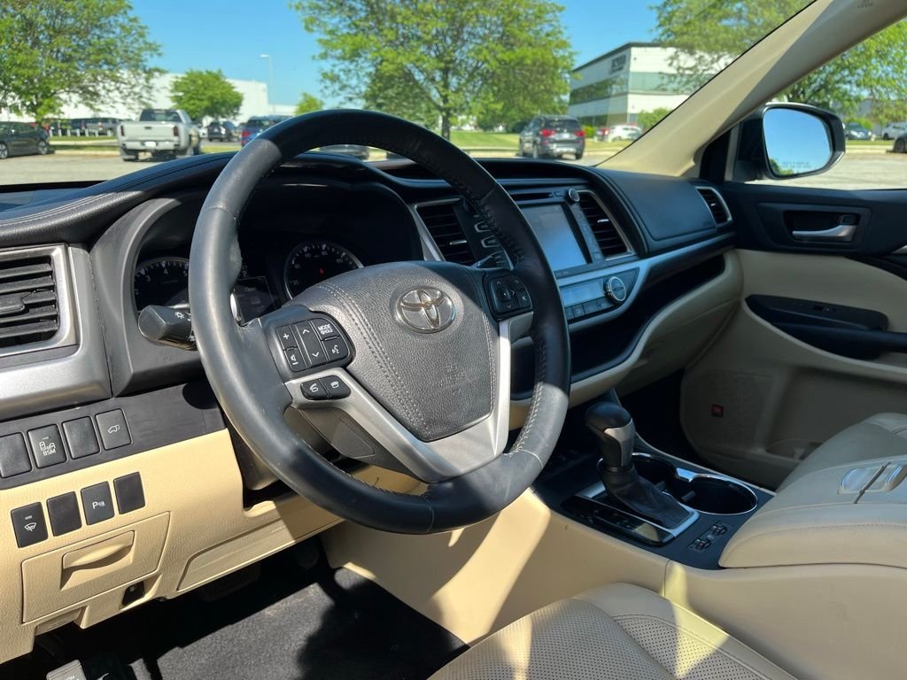 2016 Toyota Highlander — photo 12