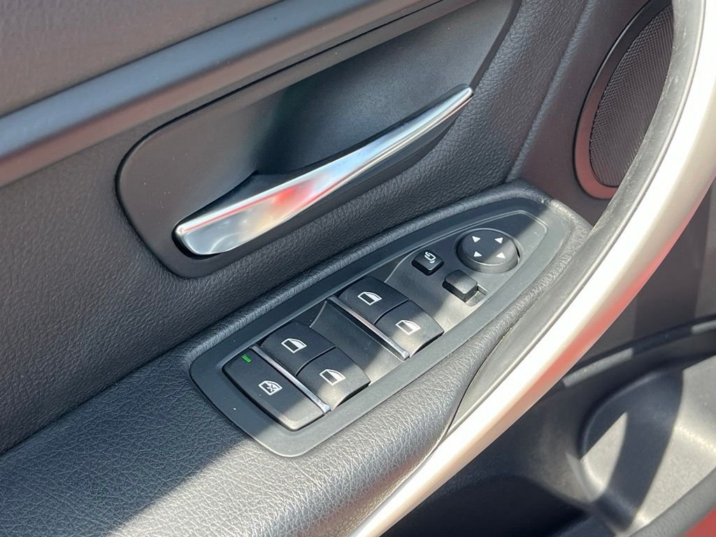 2017 BMW 3 Series — photo 12