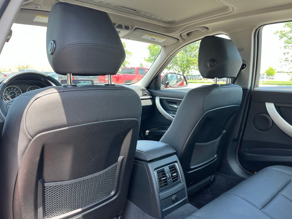 2017 BMW 3 Series — photo 15