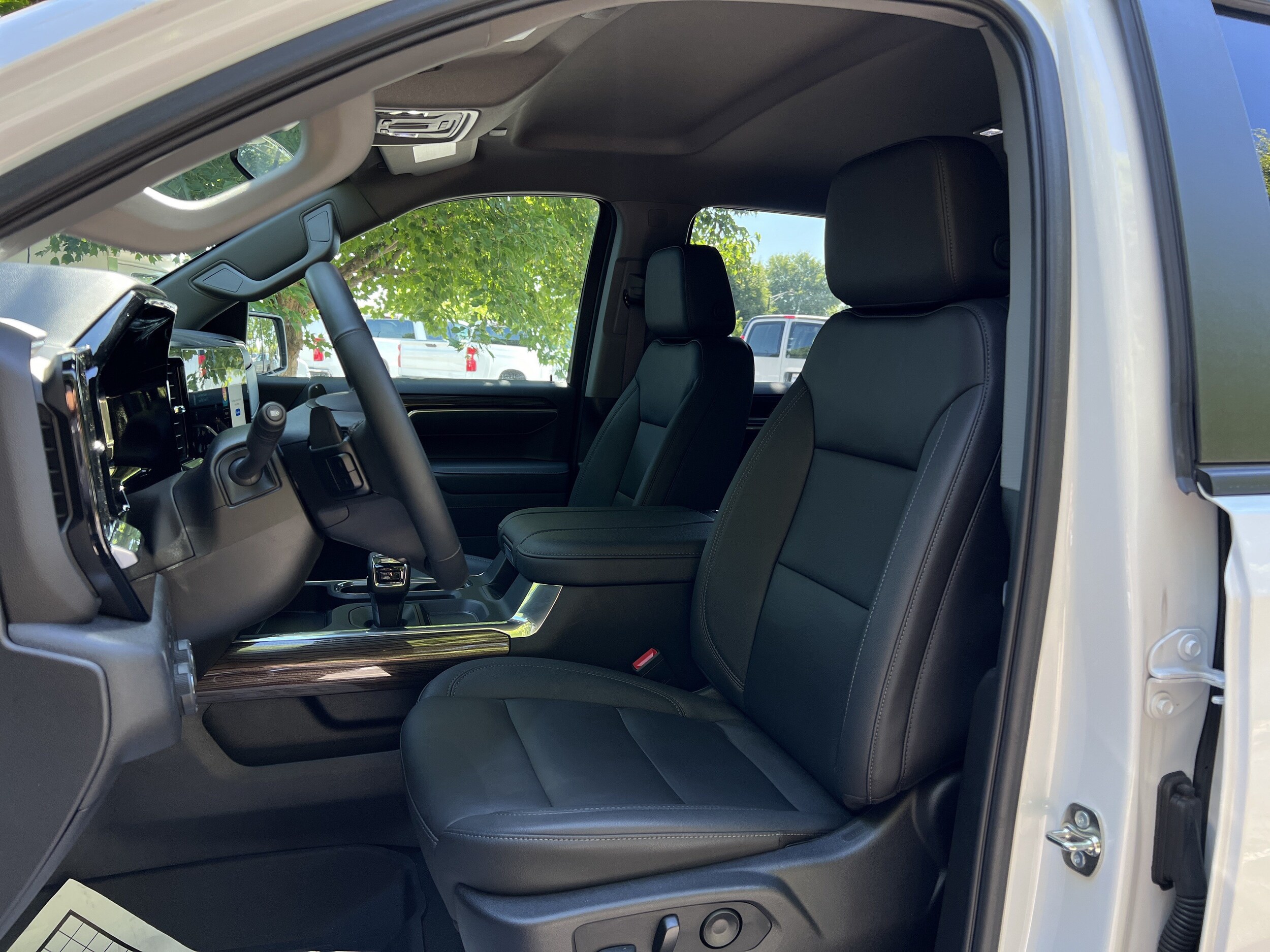2025 Chevrolet Silverado 1500 — photo 13